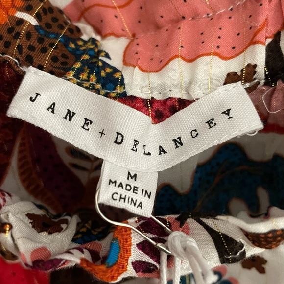 NWT🆕 brand new adorable semi- cropped dressy summer top!☀️ - Picture 2 of 6